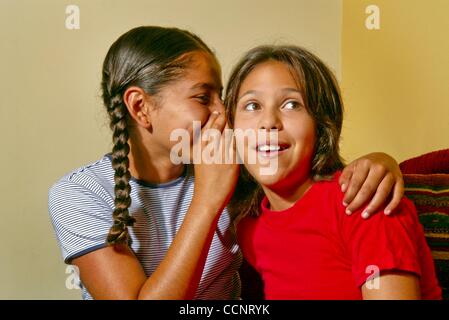 27 août 2003 - Los Angeles, Californie, USA - Deux filles préadolescentes, membres de la tribu Acjachemen de Californie du Sud, posent heureusement ensemble. (Crédit Image : Â© Spencer Grant/ZUMA Press) Banque D'Images