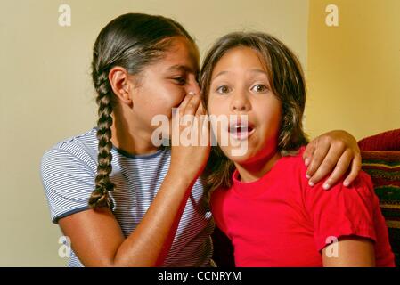 27 août 2003 - Los Angeles, Californie, USA - Deux filles préadolescentes, membres de la tribu Acjachemen de Californie du Sud, posent heureusement ensemble. (Crédit Image : Â© Spencer Grant/ZUMA Press) Banque D'Images