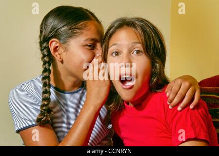 27 août 2003 - Los Angeles, Californie, USA - Deux filles préadolescentes, membres de la tribu Acjachemen de Californie du Sud, posent heureusement ensemble. (Crédit Image : Â© Spencer Grant/ZUMA Press) Banque D'Images