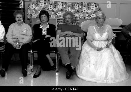 Nov 17, 2003 - New York, New York, United States - Jouer rehersal dans une maison de retraite. Les résidents du village de loisirs à un dress rehersal pour une variity show. (Crédit Image : © Condyles Kirk/ZUMA Press) Banque D'Images