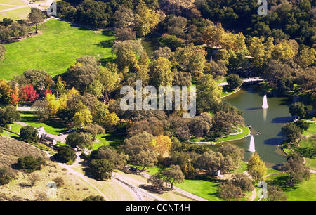 18 Nov 2003 - Los Olivos, CA, USA - Vue aérienne de Neverland Valley Ranch tandis que les raids de shérif pour preuve. Michael Jackson's Neverland Ranch. Le salon. La maison est au centre de la photo, entourée d'arbres. La gare est à la position 8 heures. Le zoo & carnival manèges sont Banque D'Images