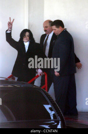 Nov 20, 2003 ; Santa Barbara, CA, USA ; chanteur MICHAEL JACKSON vagues aux fans comme il quitte Santa Barbara County Sheriffs' office après avoir été réservé sur des accusations d'agression d'enfants. Jackson s'est après un vol dans un jet privé de Vegas. Banque D'Images