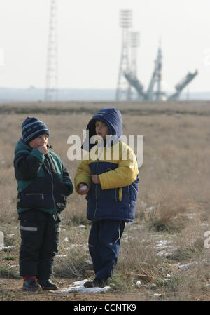 Enfants à cosmodrome de Baïkonour Banque D'Images