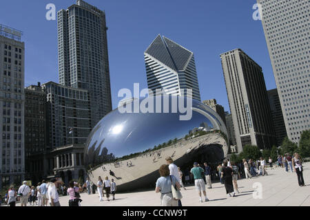 Aug 06, 2004 ; Chicago, IL, USA ; sculpteur Anish Kapoor's 'Cloud Gate" aussi connu sous le nom de Bean, reflète l'horizon de Chicago autour du Parc du Millénaire. Visiteurs au parc profiter de la sculpture réfléchissante à Chicago's Millennium Park sur cette journée d'été. Banque D'Images