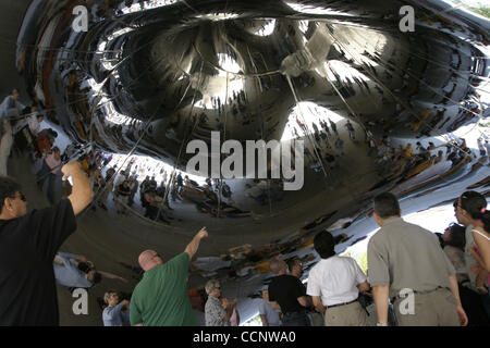 Aug 06, 2004 ; Chicago, IL, USA ; sculpteur Anish Kapoor's 'Cloud Gate" aussi connu sous le nom de Bean, reflète l'horizon de Chicago autour du Parc du Millénaire. Visiteurs au parc profiter de la sculpture réfléchissante à Chicago's Millennium Park sur cette journée d'été. Banque D'Images