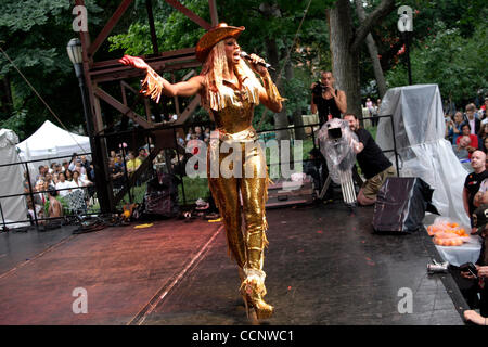 Août 21, 2004, Manhattan, NY, USA ; RUPAUL fonctionne à Wigstock dans le hurlement festival à Tompkins Square Park dans l'East Village à New York. Banque D'Images