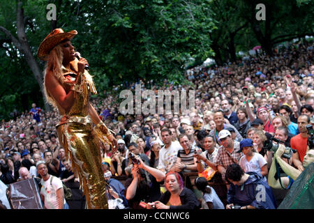 Août 21, 2004, Manhattan, NY, USA ; RUPAUL fonctionne à Wigstock dans le hurlement festival à Tompkins Square Park dans l'East Village à New York. Banque D'Images