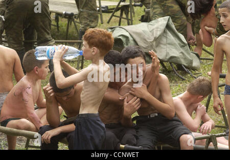 Cinq ans après le siège de l'école de Beslan ; photo : -les enfants victimes de l'état de siège Banque D'Images