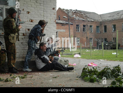 Cinq ans après le siège de l'école de Beslan ; photo : sauvetage d'enfants soldats école - otages. Banque D'Images