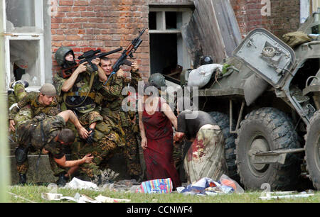 Cinq ans après le siège de l'école de Beslan ; photo : sauvetage d'enfants soldats école - otages. Banque D'Images