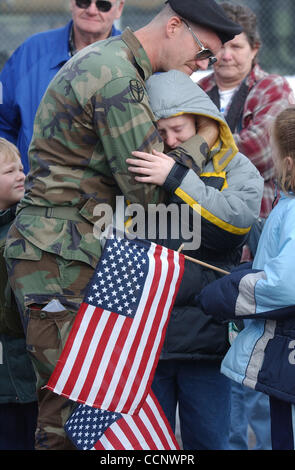 Feb 06, 2003 ; : Kalispell, Montana, USA ; réserve de l'Armée US Spec. BRIAN KENNEDY épouse son beau-fils ZACK HOUGEN (11) avant de partir en bus pour le service actif. Dans l'arrière-plan sont Flanigan's beau-fils Josh, mère JANET (L) & amie Joy Elgaen. Son détachement est une alimentation qui se spécialise dans la remise et purifier Banque D'Images