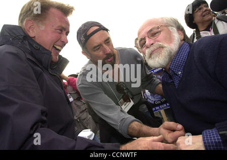 15 févr., 2003 ; Hollywood, CA, USA ; Télévision acteur Martin Sheen président de NBC's West Wing et co-star RICHARD SCHIFF rencontrez vétéran de la guerre du Vietnam et activiste RON KOVICH lors d'une protestation contre la guerre à Hollywood. Banque D'Images