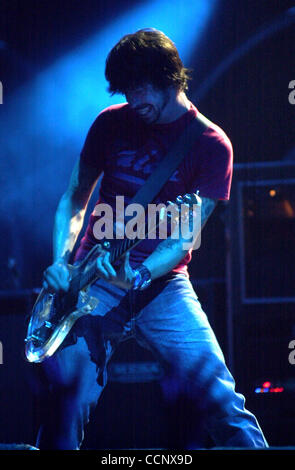 Jun 14, 2003 ; Irvine, CA, USA ; musicien Dave Grohl des Foo Fighters effectue pendant le Weenie Roast KROQ 2003 live Verison Wireless Amphitheater. Banque D'Images