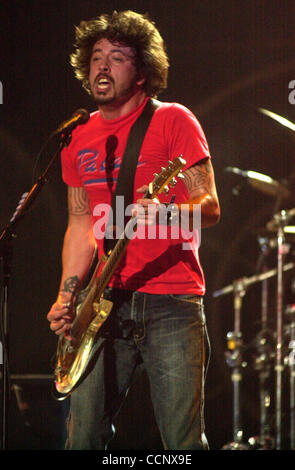 Jun 14, 2003 ; Irvine, CA, USA ; musicien Dave Grohl des Foo Fighters effectue pendant le Weenie Roast KROQ 2003 live Verison Wireless Amphitheater. Banque D'Images