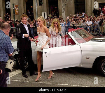 Jun 18, 2003 ; Los Angeles, CA, USA ; Actrices Cameron Diaz, Lucy Liu et Drew Barrymore sauter hors du chargeur au 'Charlie's Angels : Full Throttle' Premiere tenue au Grauman's Chinese Theatre. Banque D'Images