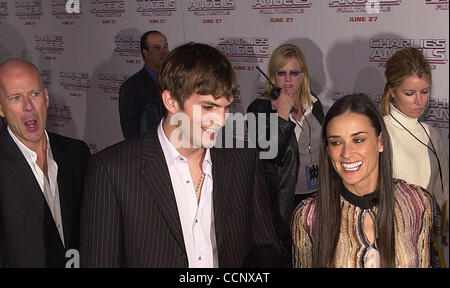 Jun 18, 2003 ; Los Angeles, CA, USA ; l'actrice Demi Moore avec nouveau petit ami acteur ASHTON KUTCHER et demi est proche de l'ex-mari Bruce Willis, rendant ridicule visages au 'Charlie's Angels : Full Throttle' Premiere tenue au Grauman's Chinese Theatre. Banque D'Images