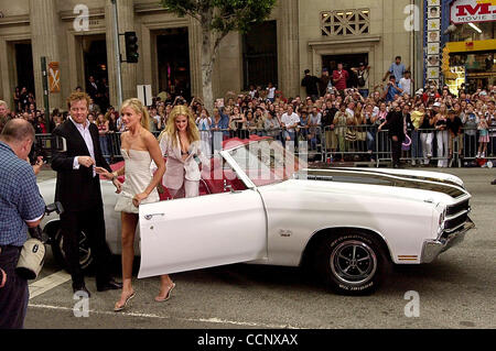 Jun 18, 2003 ; Los Angeles, CA, USA ; Actrices Cameron Diaz, Lucy Liu et Drew Barrymore sauter hors du chargeur au 'Charlie's Angels : Full Throttle' Premiere tenue au Grauman's Chinese Theatre. Crédit obligatoire : Photo par Branimir Kvartuc/ZUMA Press. (©) Copyright 2003 par Branimir Kvartuc Banque D'Images