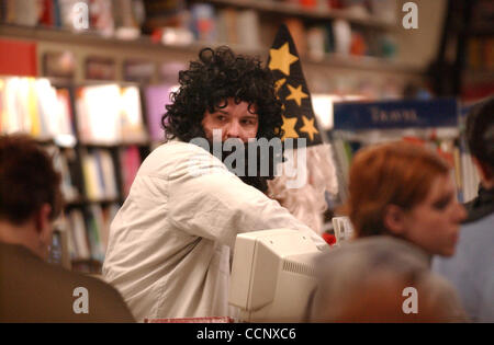 Jun 21, 2003 - Kalispell, Montana, États-Unis - un commis à une librairie dans un centre commercial dans la région de Kalispell, attente de l'ouverture à minuit. Ils attendaient pour fêter la sortie de la 5e tranche de la série de J.K.Rowling "Harry Potter et l'Ordre du Phénix' et peut-être obtenir un exemplaire du livre. (Crédit Banque D'Images