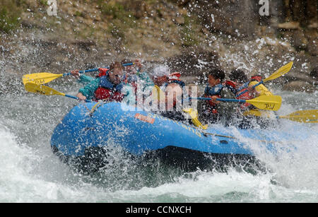 Jun 24, 2003 ; West Glacier, MT, USA ; un bateau plein de sensations fortes par accident une série de rapides tout en rafting sur la fourche au milieu de la rivière Flathead, près de West Glacier. En dépit des risques, rafting et autres sports d'aventure sont gagnent en popularité chaque année. Cr obligatoire Banque D'Images