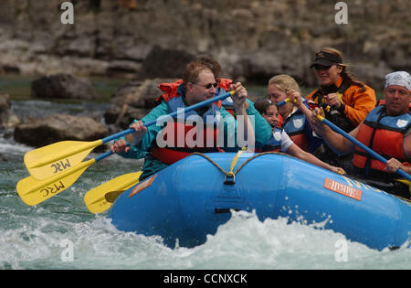 Jun 24, 2003 ; West Glacier, MT, USA ; un bateau plein de sensations fortes par accident une série de rapides tout en rafting sur la fourche au milieu de la rivière Flathead, près de West Glacier. En dépit des risques, rafting et autres sports d'aventure sont gagnent en popularité chaque année. Cr obligatoire Banque D'Images