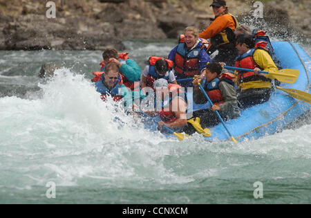 Jun 24, 2003 ; West Glacier, MT, USA ; un bateau plein de sensations fortes par accident une série de rapides tout en rafting sur la fourche au milieu de la rivière Flathead, près de West Glacier. En dépit des risques, rafting et autres sports d'aventure sont gagnent en popularité chaque année. Cr obligatoire Banque D'Images