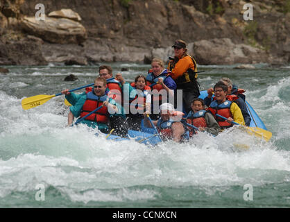 Jun 24, 2003 ; West Glacier, MT, USA ; un bateau plein de sensations fortes par accident une série de rapides tout en rafting sur la fourche au milieu de la rivière Flathead, près de West Glacier. En dépit des risques, rafting et autres sports d'aventure sont gagnent en popularité chaque année. Cr obligatoire Banque D'Images