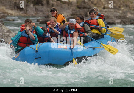 Jun 24, 2003 ; West Glacier, MT, USA ; un bateau plein de sensations fortes par accident une série de rapides tout en rafting sur la fourche au milieu de la rivière Flathead, près de West Glacier. En dépit des risques, rafting et autres sports d'aventure sont gagnent en popularité chaque année. Cr obligatoire Banque D'Images