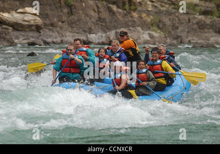 Jun 24, 2003 ; West Glacier, MT, USA ; un bateau plein de sensations fortes par accident une série de rapides tout en rafting sur la fourche au milieu de la rivière Flathead, près de West Glacier. En dépit des risques, rafting et autres sports d'aventure sont gagnent en popularité chaque année. Cr obligatoire Banque D'Images