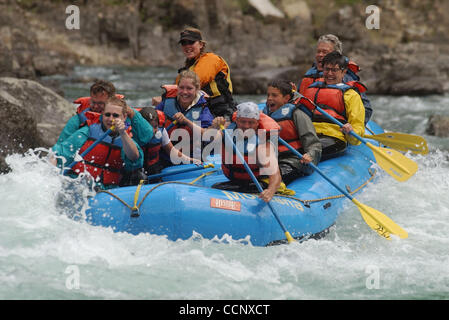 24 juin 2003 - West Glacier, Montana, États-Unis - un bateau plein de sensations fortes par accident une série de rapides tout en rafting sur la fourche au milieu de la rivière Flathead, près de West Glacier. En dépit des risques, rafting et autres sports d'aventure sont gagnent en popularité chaque année. (Cr Banque D'Images