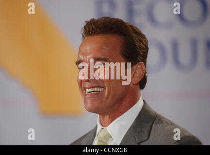 Août 20, 2003 ; Los Angeles, CA, USA ; candidat au poste de gouverneur de la Californie Arnold Schwarzenegger, accompagné par l'ancien secrétaire d'Etat George Schultz et milliardaire Warren Buffet parle de son plan de relance économique après la reprise économique de la Californie, il a assisté à la réunion du Conseil à l'EMTE Banque D'Images