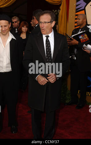 29 févr., 2004 ; Hollywood, CA, USA ; OSCARS 2004 : l'acteur Robin Williams en arrivant à la 76e cérémonie des Oscars, qui a eu lieu au Kodak Theatre. Banque D'Images