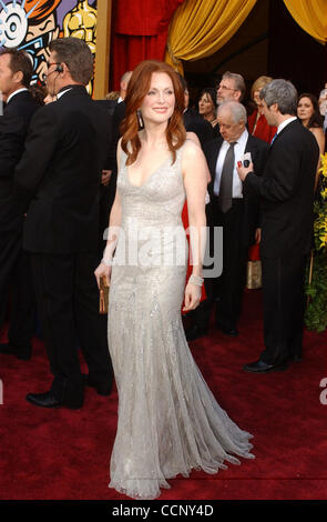 29 févr., 2004 ; Hollywood, CA, USA ; OSCARS 2004 : l'actrice Julianne Moore en arrivant à la 76e cérémonie des Oscars, qui a eu lieu au Kodak Theatre. Banque D'Images