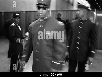 Mar 16, 2004 - Cleveland, Ohio, États-Unis - le fruit de l'Islam est composé des meilleurs physiquement et psychologiquement conditionné mâles de la Nation de l'Islam. La chaîne de commandement est simple et strictement maintenue. La foi les articles sont divisés en escouades, qui sont chacune sous le commandement d'un lieuten Banque D'Images