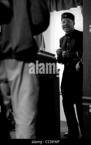 Mar 16, 2004 - Cleveland, Ohio, États-Unis - La Chaire a signifié un voté conduit pour les ministres à livrer leur message religieux à ceux qui croient et les non-croyants. La Nation de l'Islam et ses ministres faire le meilleur usage de l'occasion à l'aide de la chaire pour transmettre leurs croyances sur Banque D'Images