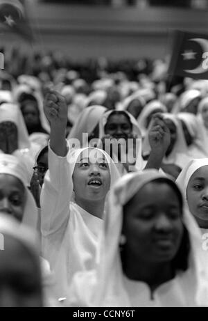 Mar 16, 2004 - Cleveland, Ohio, États-Unis - Dans la pratique de prosélytisme, la Nation de l'Islam est très sélectif dans leur approche et leur langue - et souvent leur président - doit correspondre à l'auditoire à l'esprit. Ministre Louis Farrakhan est devenue cette voix ; plus que cela, il est devenu le Banque D'Images