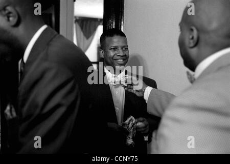 Mar 16, 2004 - Cleveland, Ohio, États-Unis - en vue de recruter des partisans potentiels, membres de la Nation de l'Islam sont ambitieux sur la diffusion du message de l'organisation. Ils vont dans les prisons, les salles de billard et de bars, les coiffeurs et les pharmacies pour parler de l'Islam. Ils vont au campus, le pr Banque D'Images