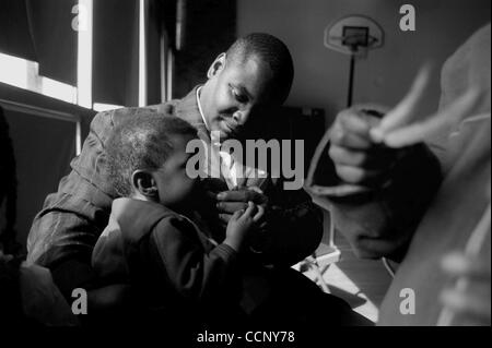 Mar 16, 2004 - Cleveland, Ohio, États-Unis - les membres masculins dans la Nation de l'islam enseigne que l'une de leurs plus grandes responsabilités est la relation avec leurs enfants et le témoignage qu'ils nous en tant que musulmans. Les hommes peuvent s'attendre à vivre sobrement et avec dignité, de travailler dur, de se consacrer à leur Banque D'Images