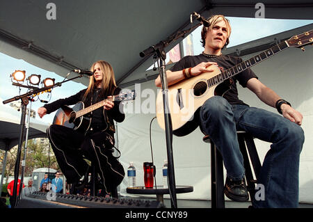 Apr 06, 2004 - Vancouver, Colombie-Britannique, Canada - chanteuse canadienne Avril Lavigne effectue un concert acoustique à Burnaby, Colombie-Britannique, Canada le 06 avril 2004. Avril Ramona Lavigne est une chanteuse canadienne, designer de mode, et de l'actrice. (Crédit Image : © Sergei Bachlakov/ZUMApress.com Banque D'Images