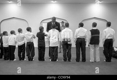 Apr 08, 2004 - Cleveland, Ohio, États-Unis - Discipline commence à un âge précoce pour les enfants des membres NOI. L'histoire de l'organisation est enseigné à un âge précoce et à l'école où ils pratiquent l'ordre, la prière et le respect à leurs aînés. Les instructions sont presque des militants et de l'ordre de behav Banque D'Images