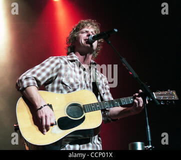 Nov 18, 2004 ; Durham, NC USA ; "IERKS Musicien BENTLEY' effectue en direct sur la page Auditorium sur le campus de l'Université Duke. Crédit obligatoire : Photo par Jason Moore/ZUMA Press. (©) Copyright 2004 par Jason Moore Banque D'Images