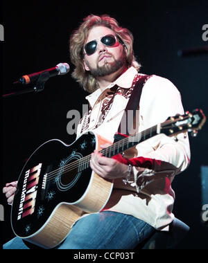 Nov 21, 2004 ; North Charleston, SC USA ; musicien 'JAMES OTTO' effectue vivre comme la Révolution américaine Tour fait une halte à la North Charleston Coliseum . Crédit obligatoire : Photo par Jason Moore/ZUMA Press. (©) Copyright 2004 par Jason Moore Banque D'Images