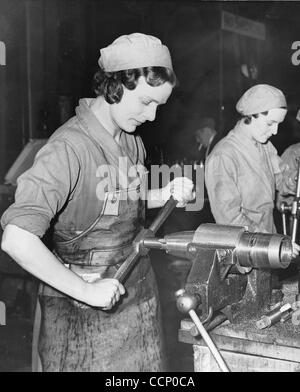 En janvier 1940, Winston Churchill, alors premier lord de l'Amirauté et membre du cabinet de guerre, a appelé à un million de femmes pour aider avec le travail de guerre, principalement dans la fabrication de munitions. Cette photo a été utilisée pour tenter d'aider à promouvoir cet appel Ð une femme travaille sur la création d'une coquille d'une usine à S Banque D'Images