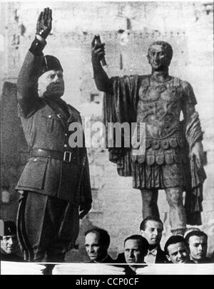 16 déc., 1940 - Rome, Italie - Benito Mussolini (1883-1945) le dictateur italien et leader du mouvement fasciste. Sur la photo : Mussolini reconnaissant la foule. (Crédit Image : © Keystone Photos USA/ZUMAPRESS.com) Banque D'Images