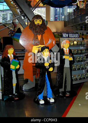 25 avril 2003 - New York, New York, États-Unis - Toys R Us à Midtown Manhattan construit des répliques des personnages de Harry Potter hors de ''blocs'' de LEGOS JK Rowlings Books. NYC.4/27/03.(Image Crédit : Â© Bruce Cotler/Photos/ZUMAPRESS.com) Globe Banque D'Images