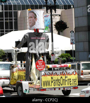 27 juillet 2004 - New York, New York, États-Unis - Boston Massachusetts toutes les manifestations autour de Boston pour la Convention Nationale Démocratique . / 07/27/2004.K38527BC(Image Crédit : Â© Bruce Cotler/Photos/ZUMAPRESS.com) Globe Banque D'Images