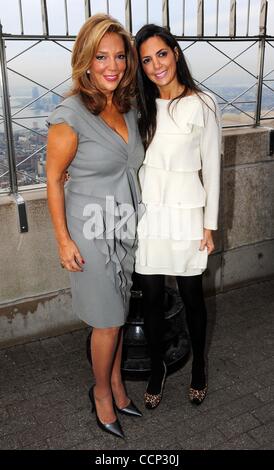 20 octobre 2010 - Manhattan, New York, États-Unis - DENISE riche et sa fille DANIELLA RICHE. Denise riche en nomination, auteur-compositeur et co-fondateur de Gabrielle's Angel Foundation pour la recherche contre le cancer et l'actrice Rosie Perez light l'Empire State Building violet et rouge en célébration de l'ange 2010 Banque D'Images