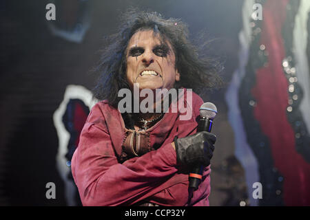 20 octobre 2010 - Nashville, Tennessee, États-Unis - Alice Cooper réalise en direct durant l'Halloween Hootenanny au Municipal Auditorium de Nashville, Tennessee, le 20 octobre 2010. (Crédit Image : © Amy Harris/ZUMApress.com) Banque D'Images