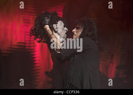 20 octobre 2010 - Nashville, Tennessee, États-Unis - Alice Cooper réalise en direct durant l'Halloween Hootenanny au Municipal Auditorium de Nashville, Tennessee, le 20 octobre 2010. (Crédit Image : © Amy Harris/ZUMApress.com) Banque D'Images