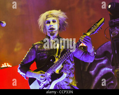 20 octobre 2010 - Nashville, Tennessee, États-Unis - JOHN LOWERY (alias. Jean 5), guitariste de Rob Zombie, il se produit au cours de l'Halloween Hootenanny au Municipal Auditorium de Nashville, Tennessee, le 20 octobre 2010. (Crédit Image : © Amy Harris/ZUMApress.com) Banque D'Images