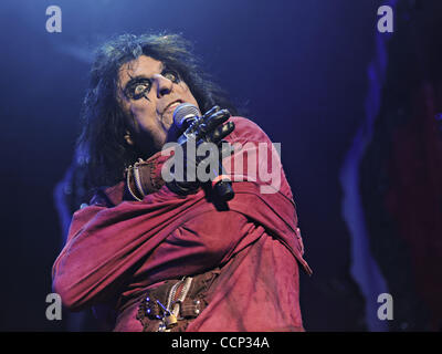 20 octobre 2010 - Nashville, Tennessee, États-Unis - Alice Cooper réalise en direct durant l'Halloween Hootenanny au Municipal Auditorium de Nashville, Tennessee, le 20 octobre 2010. (Crédit Image : © Amy Harris/ZUMApress.com) Banque D'Images